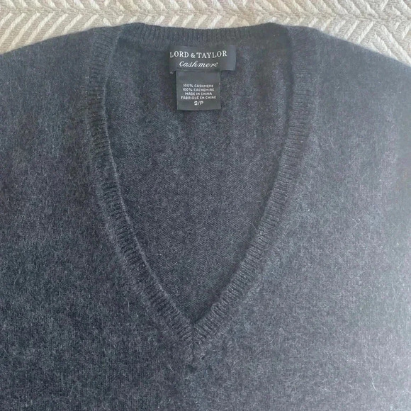 Lord & Taylor charcoal Gray cashmere V-neck sweater - Picture 7 of 7